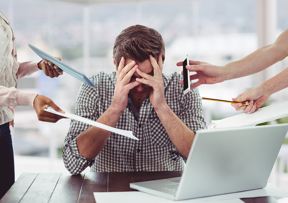un homme au travail en burnout, qui a besoin de vacances