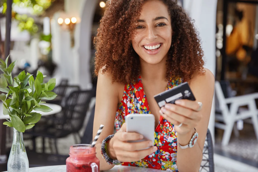 une dame effectuant un paiement sans contact via un mobile