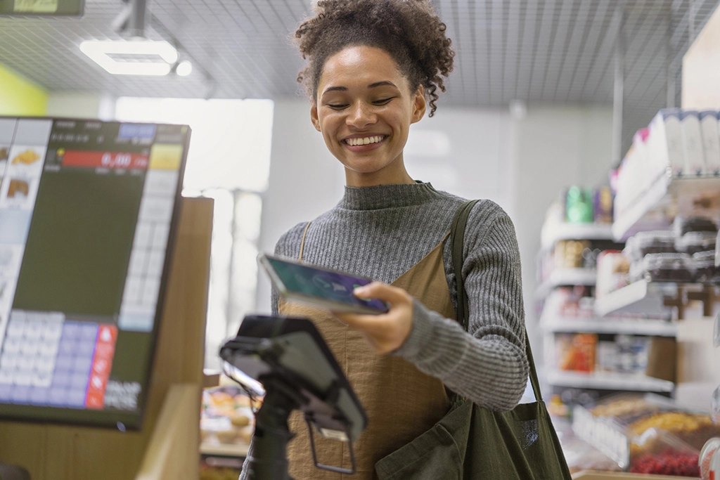 Une client devant une caisse enregistreuse pour effectuer son paiement