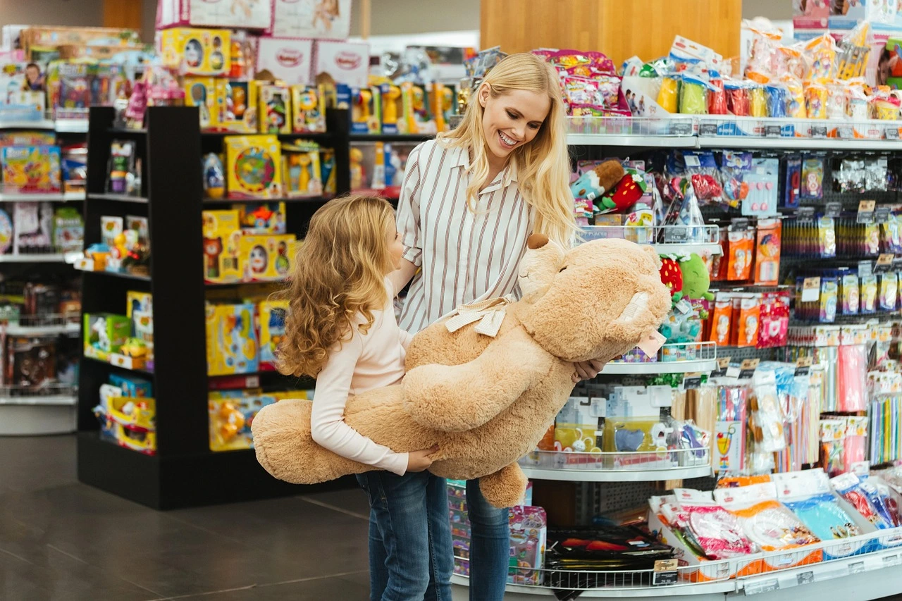 Une caissière qui créer des liens avec un enfant qui avait acheté une peluche dans le but de fidéliser sa clientèle.