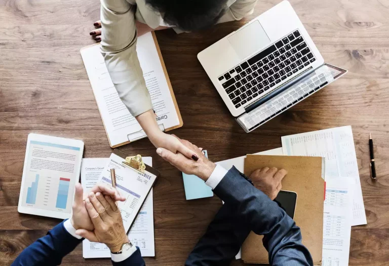 Une équipe de infocert qui remercie un commerçant d'avoir certifié NF525 son logiciel de caisse