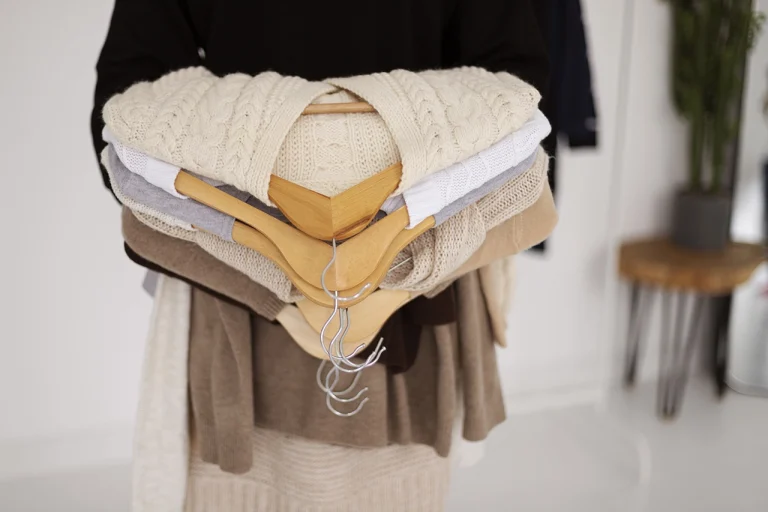 une personne avec des vetements de seconde main à deposer auprès d'un depot vente vetements